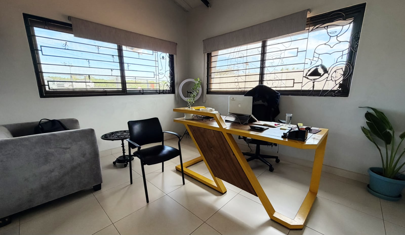 Escritório com mobiliário em metal